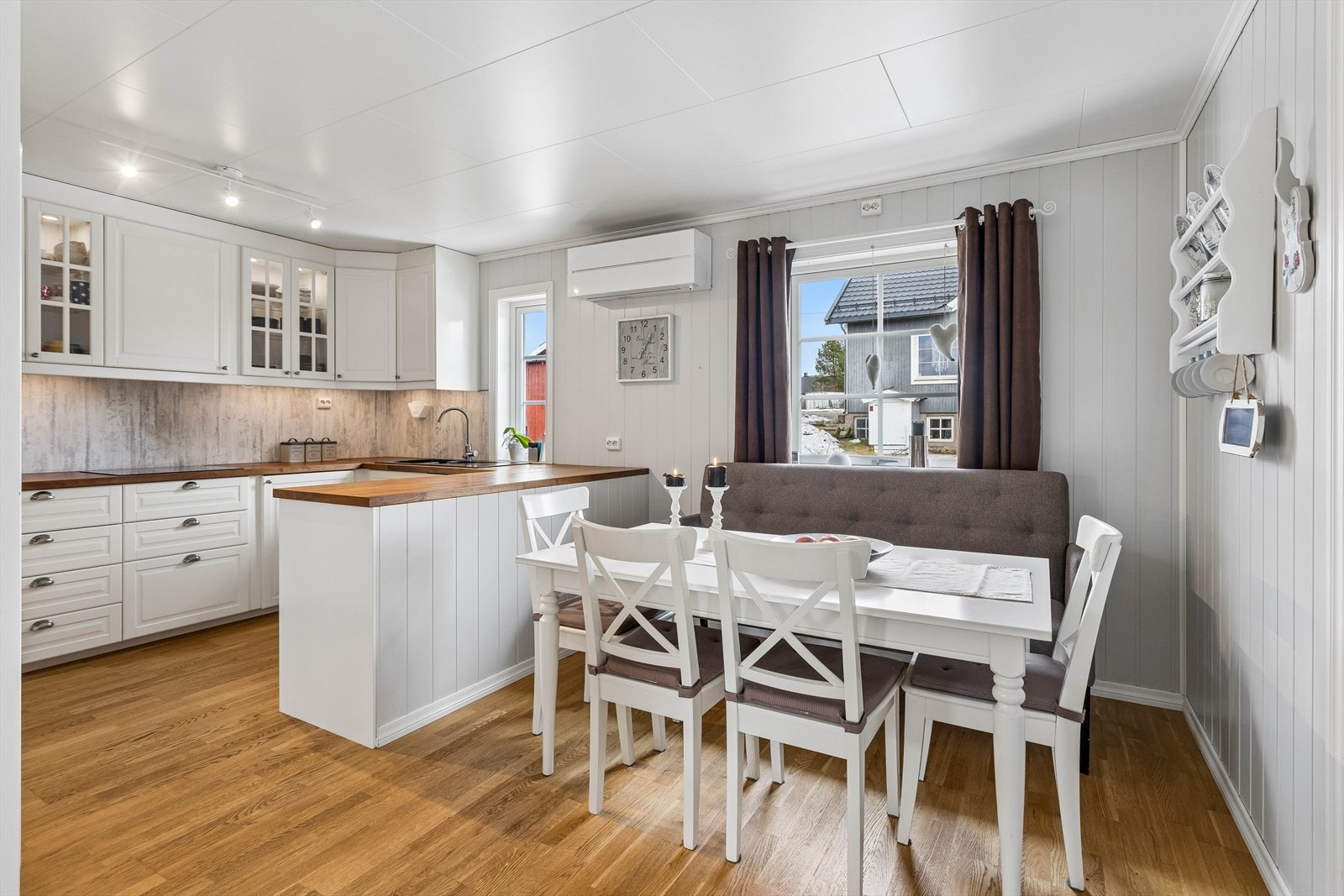 Kjøkkenet fra 2015 har en sosial spiseplass og rikelig med skap- og benkeplass. Galleribilde