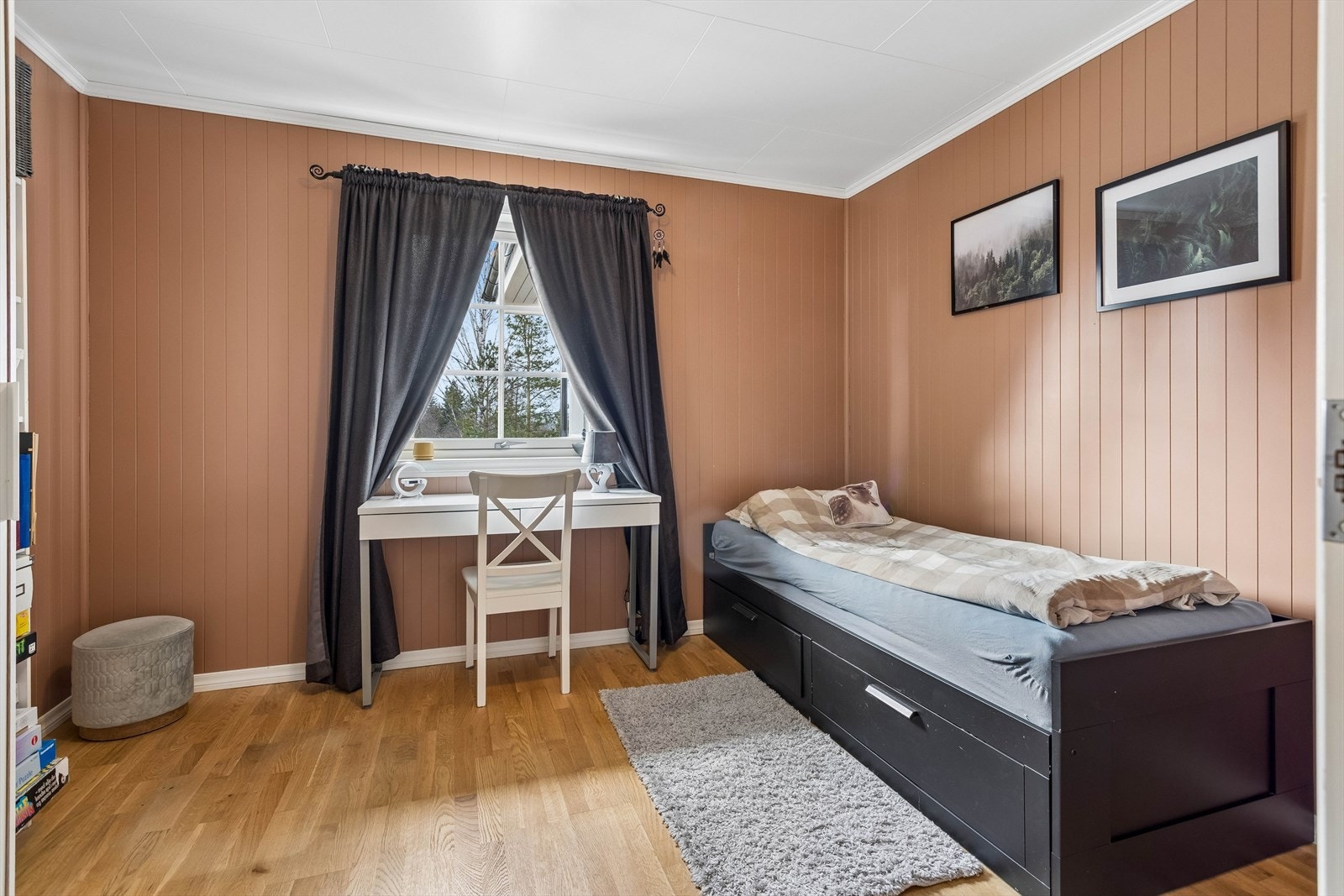 Det andre soverommet i etasjen har parkettgulv og MDF-plater på veggene, likt resten av etasjen. Galleribilde