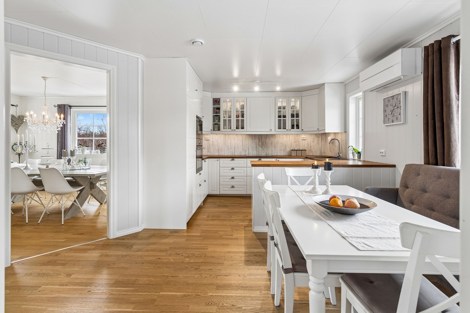 Kjøkkenet er utstyrt med induksjonstopp, stekeovn, mikrobølgeovn, oppvaskmaskin og kjøleskap. Galleribilde