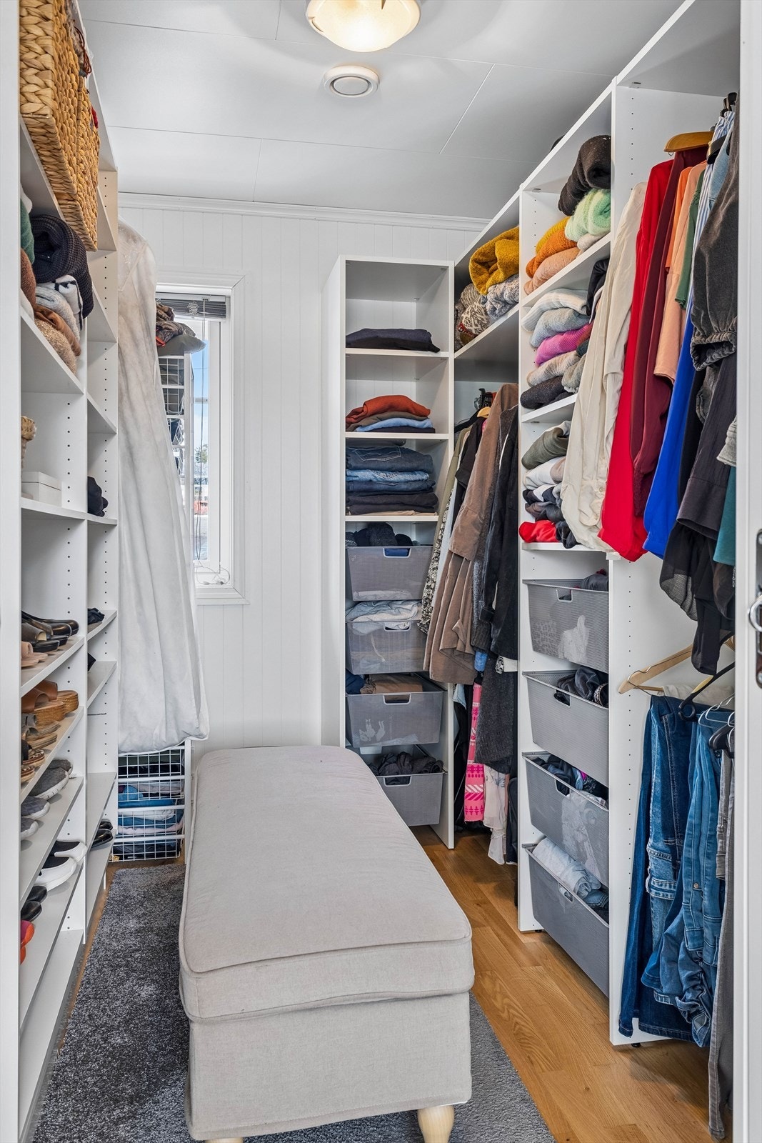 I tilknytning til gangen i første etasje ligger et romslig walk-in closet. Galleribilde