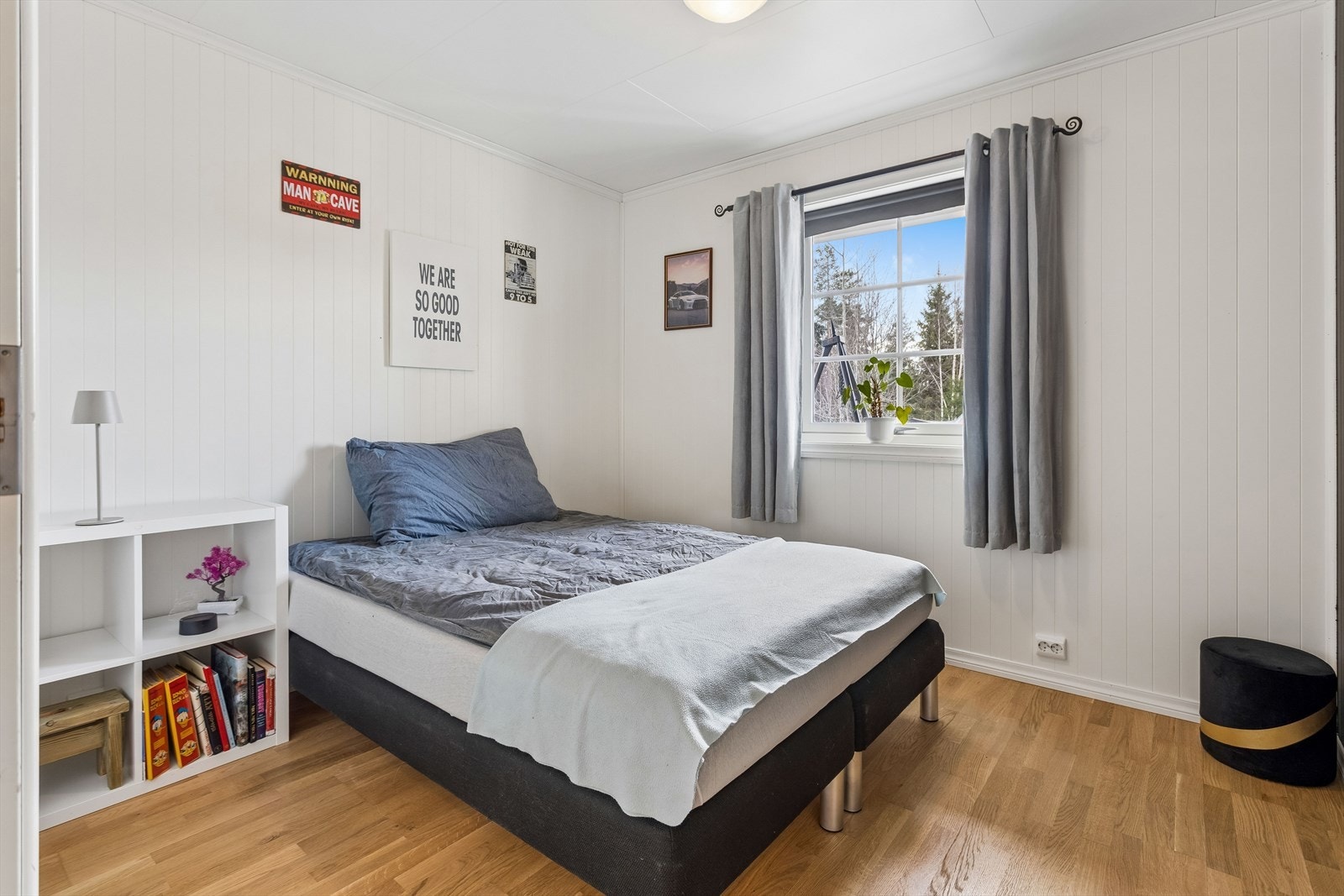 Soverommene i underetasjen har utlektede vegger med MDF-plater og overflater fra byggeåret. Galleribilde