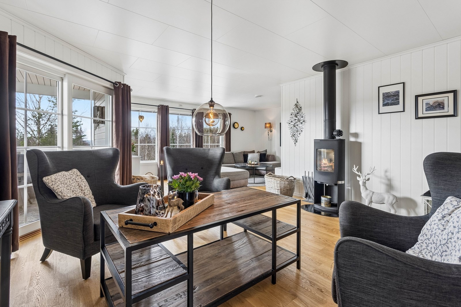 En moderne vedovn sørger for ekstra varme og hygge, supplert av en luft-til-luft-varmepumpe fra 2019. Galleribilde