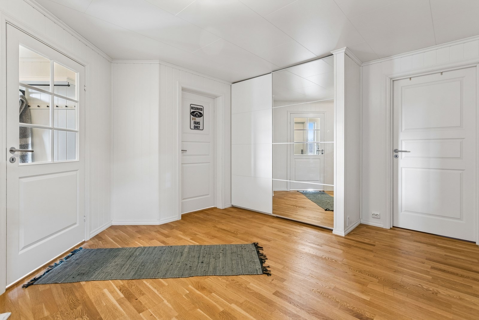 Hallen i underetasjen er utstyrt med en luft-til-luft-varmepumpe fra 2015, som bidrar til effektiv oppvarming. Galleribilde