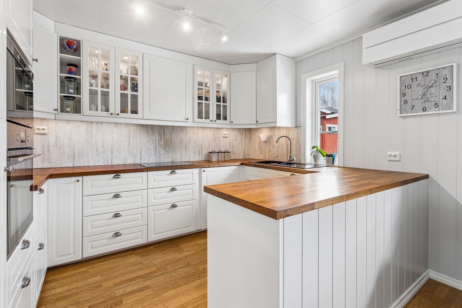 Innredningen har laminerte fronter, benkeplater i laminat og integrerte hvitevarer. Galleribilde