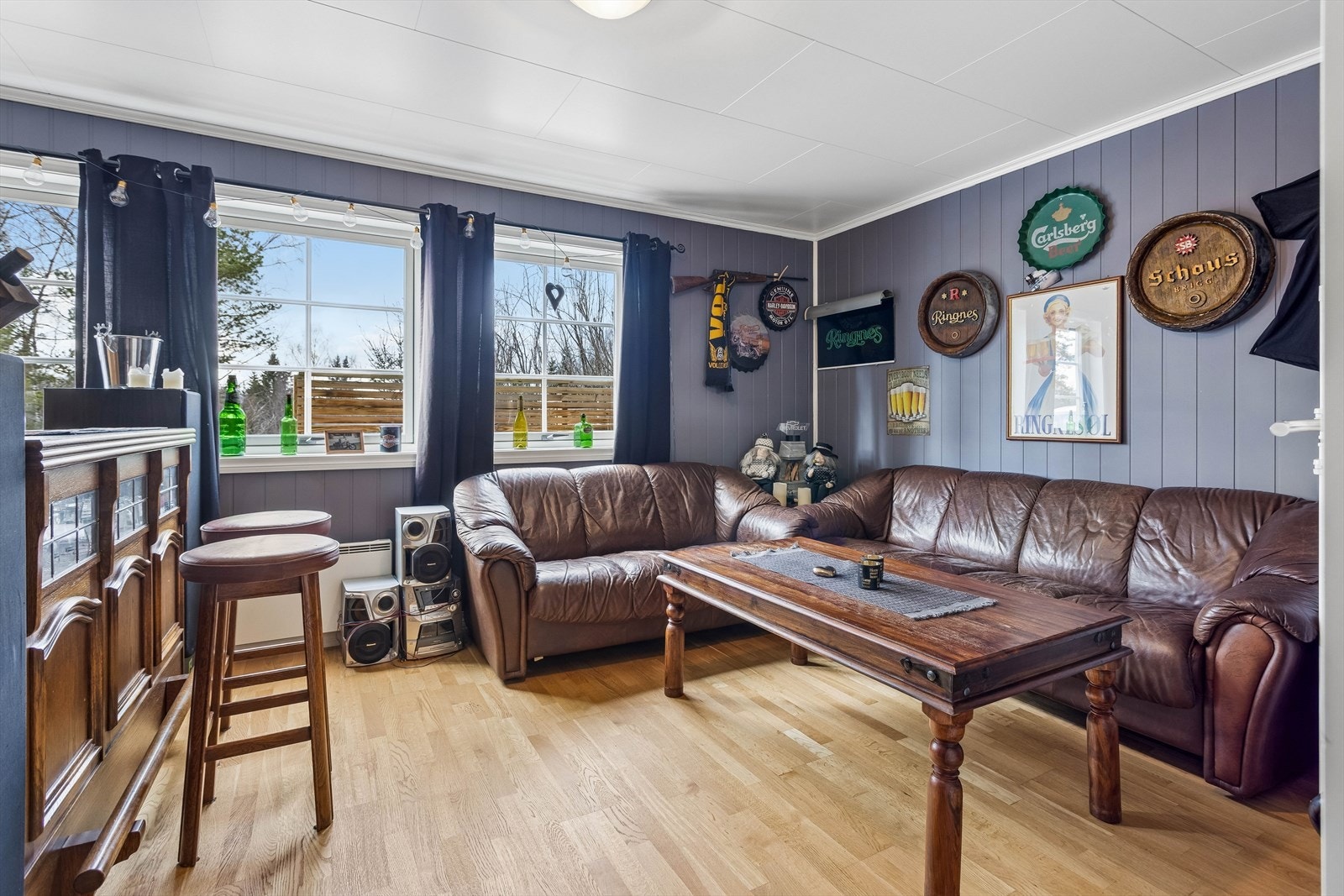 I underetasjen finner du en romslig stue, perfekt som en ekstra TV-stue eller et samlingspunkt for ungdommen. Galleribilde