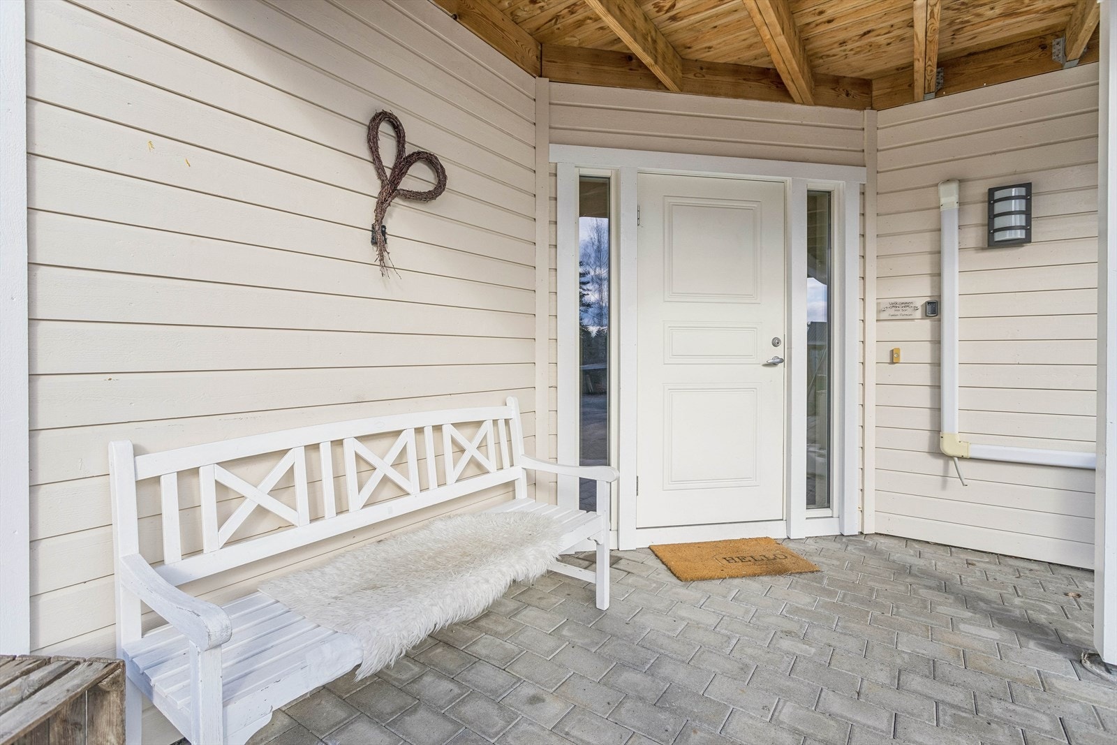 Hovedinngangen til boligen er i underetasjen, med et overbygget inngangsparti belagt med belegningsstein. Galleribilde