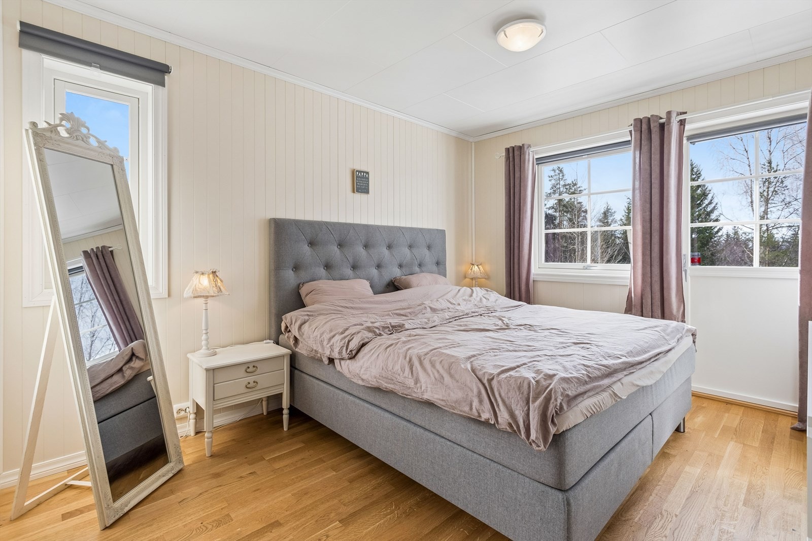 Hovedsoverommet i første etasje har direkte utgang til en overbygget svalgang. Galleribilde