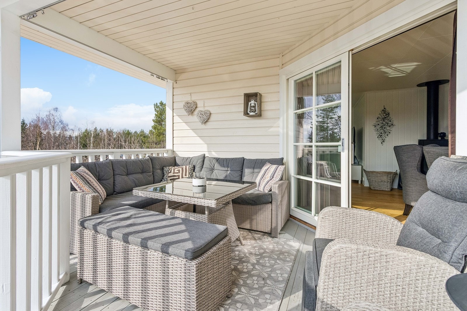 Boligen har et samlet terrasseareal på 54 m², med god plass til både sofagruppe og spisebord. Galleribilde