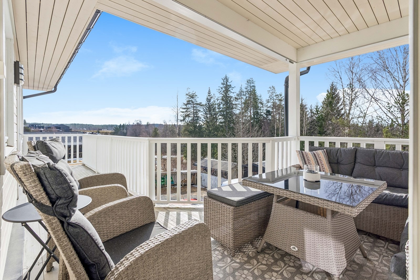 Den overbygde terrassen i første etasje gir en fin forlengelse av stuen. Galleribilde