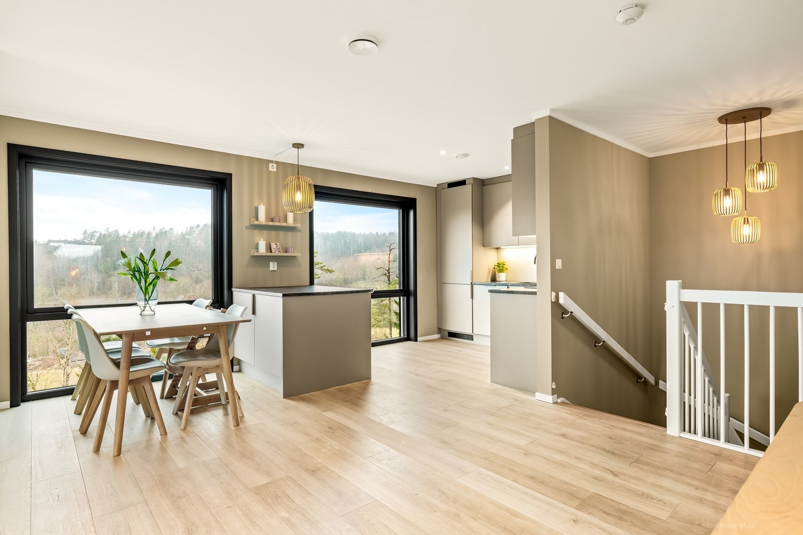 Store vindusflater kobler innendørs og utendørs på elegant vis. Galleribilde