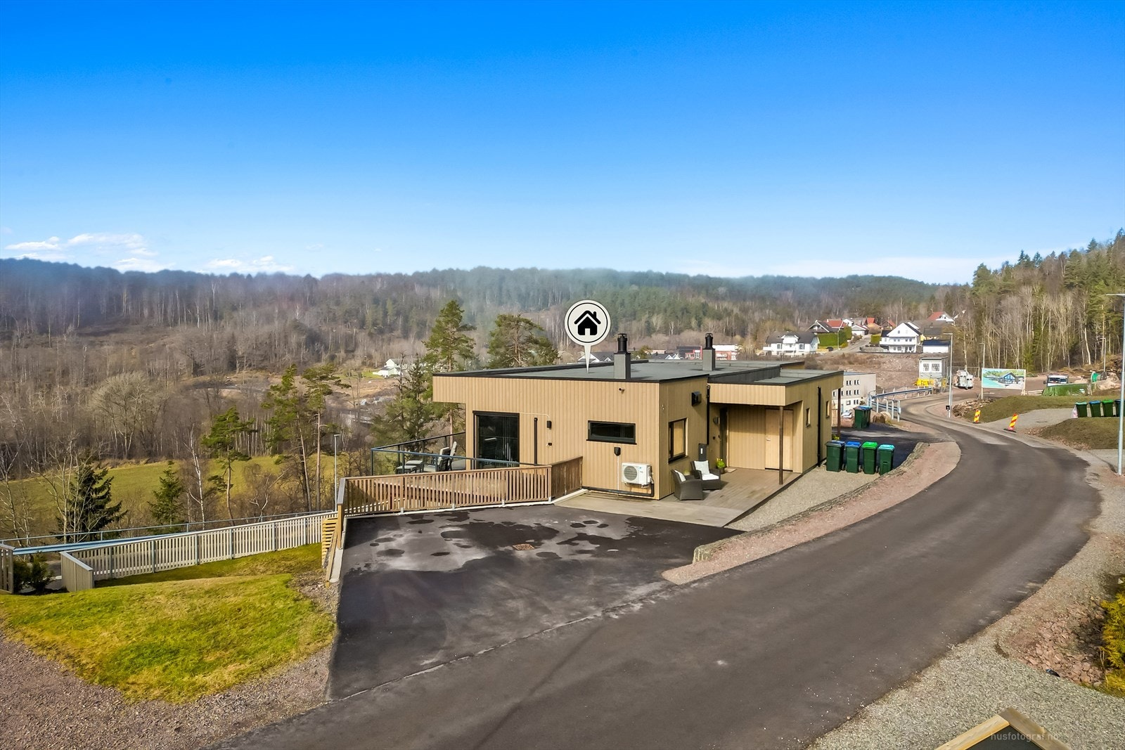 Godt med parkeringsplasser i asfaltert gårdsplass. Galleribilde