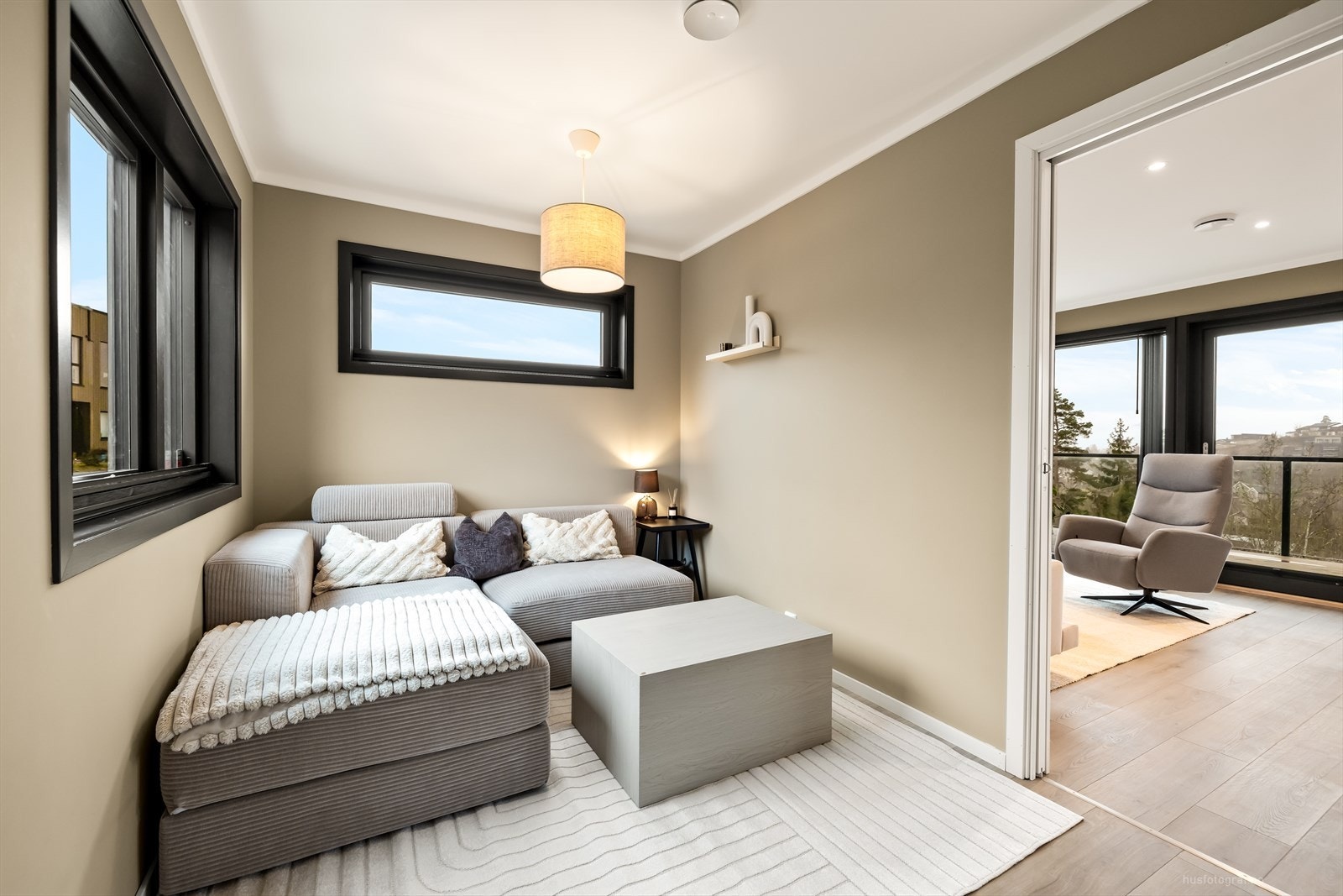 Stuen og tv-stuen er adskilt med en praktisk skyvedør, som gir fleksibilitet mellom en åpen sosial sone og et mer skjermet oppholdsrom ved behov. Galleribilde