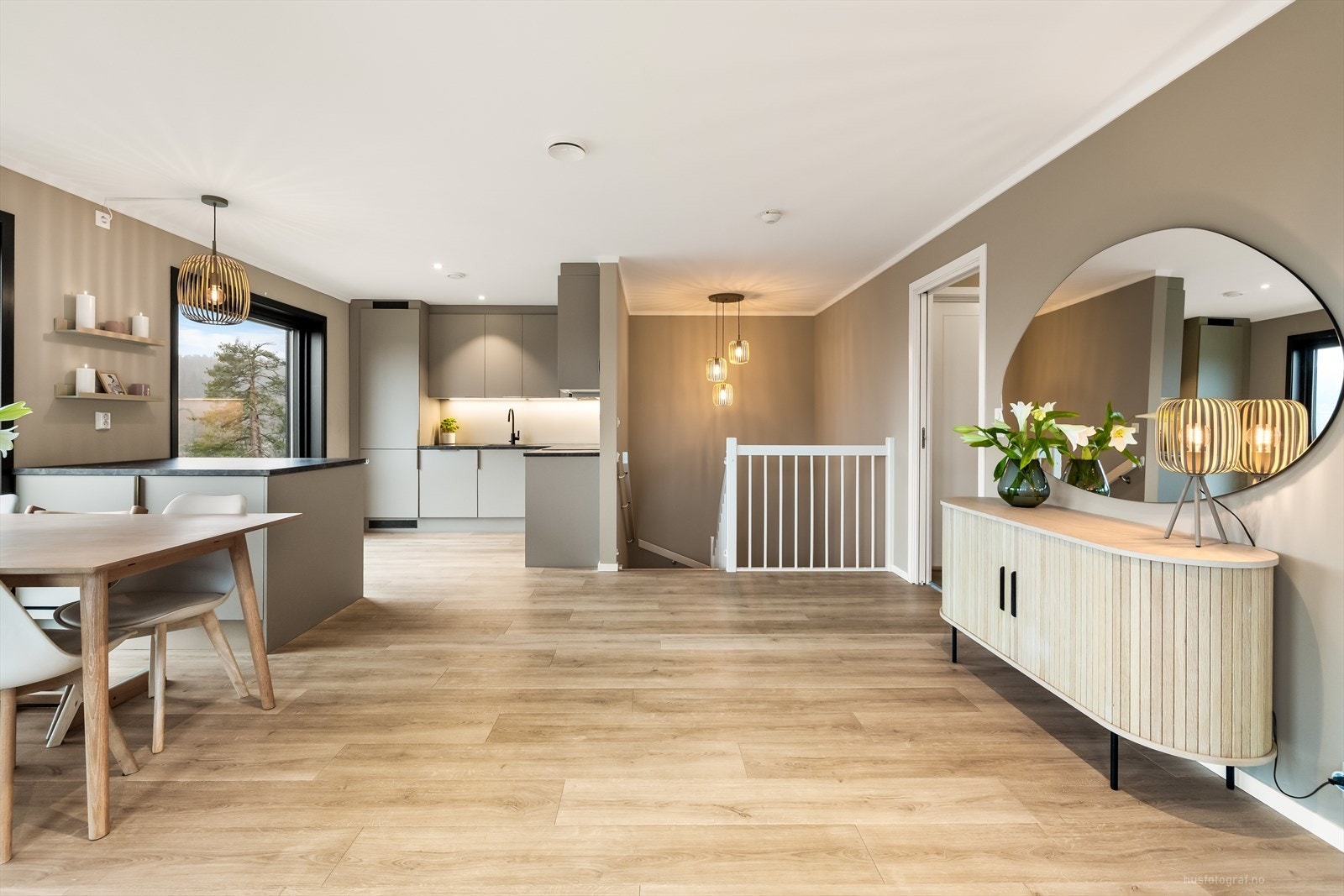 De store vindusflatene slipper inn godt med lys og gjør at rommet en flott romfølelse, stuen har i tillegg dimbare downlights som skaper den rette belysningen. Galleribilde