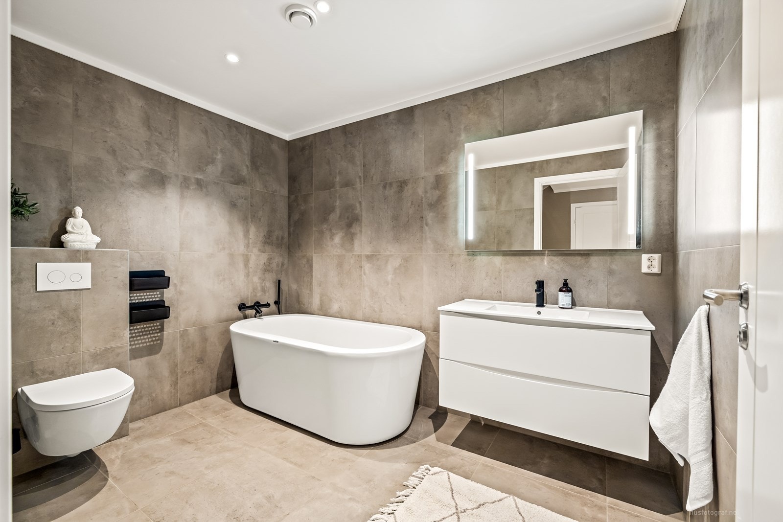 Delikat hovedbad i underetasjen som ligger i tilknytning til de 3 soverommene, med moderne farge- og materialvalg, som gir deg spafølelsen. Galleribilde