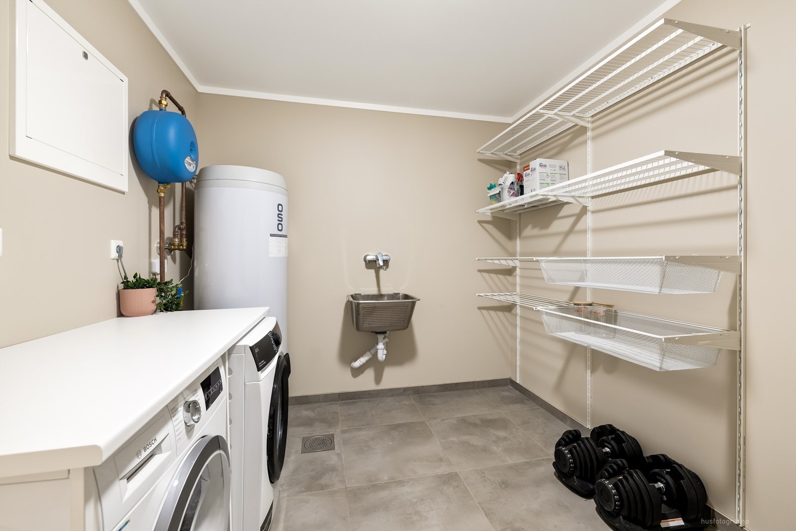 Rommet har benkeplate over vaskemaskin og tørketrommel og skylle kum. Det er opplegg for vaskemaskin og tørketrommel. Fra vaskerommet er det direkte adkomst ut. Galleribilde