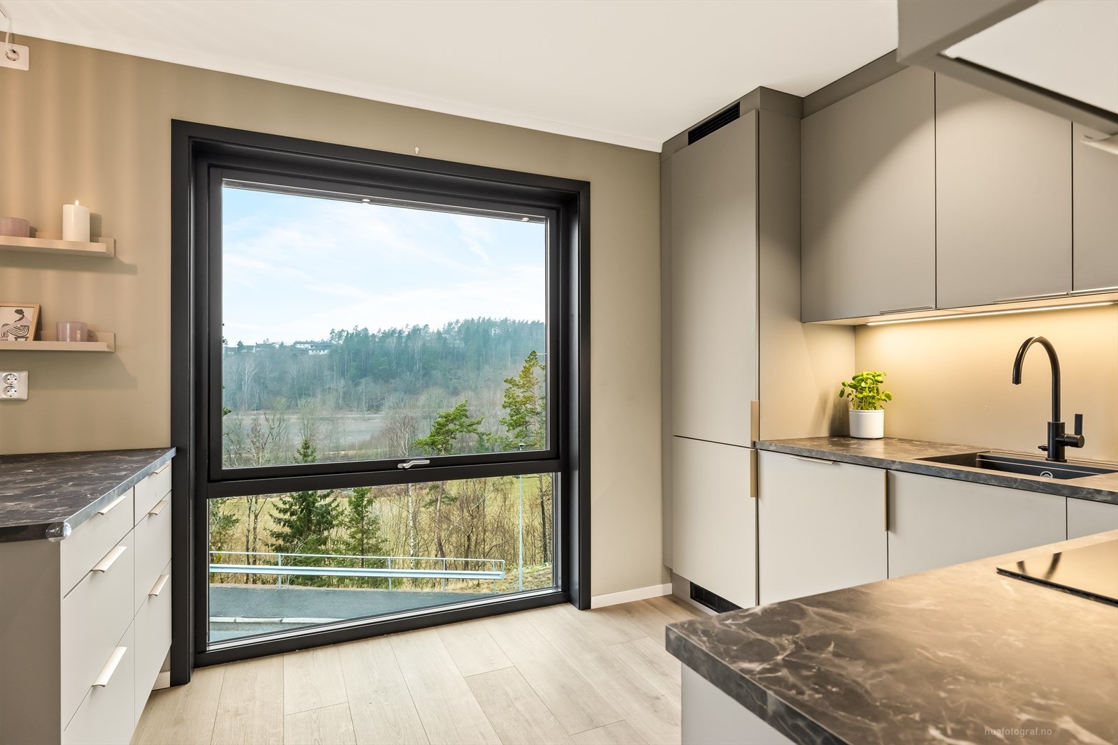 En gjennomtenkt plassering av elementene gjør kjøkkenet til et praktisk og hyggelig sted å lage mat. Galleribilde