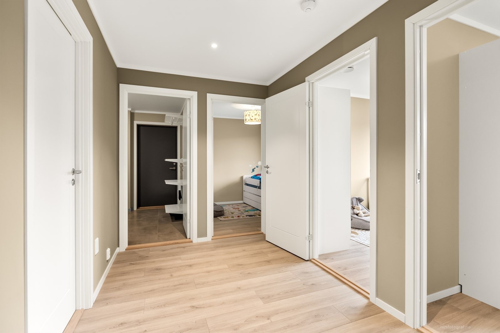 Boligen har en stilren utforming og moderne design som gir et svært godt totalinntrykk. Galleribilde