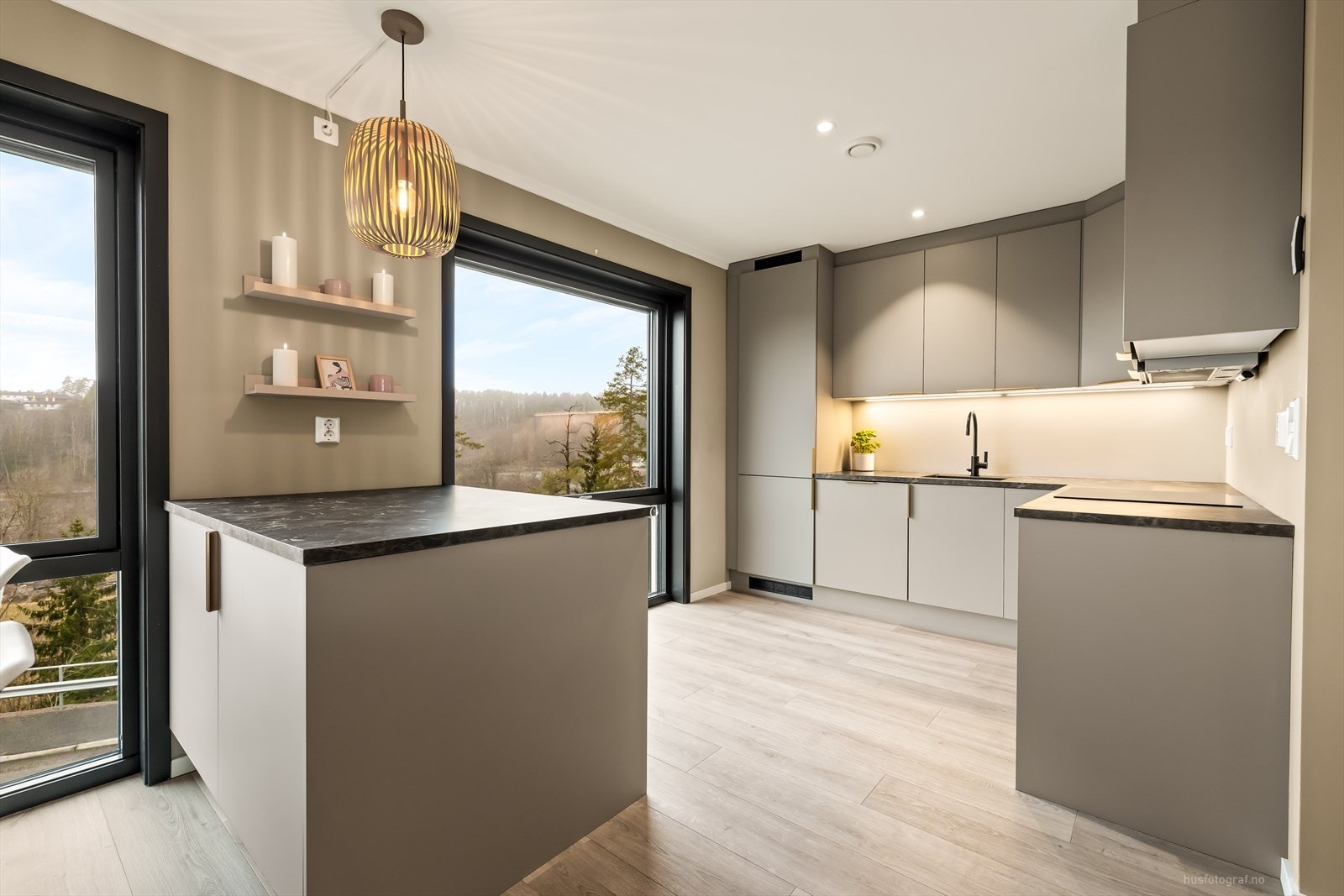 Innredningen byr på effektive arbeidsflater og god plass til oppbevaring i skuffer og skap. Galleribilde