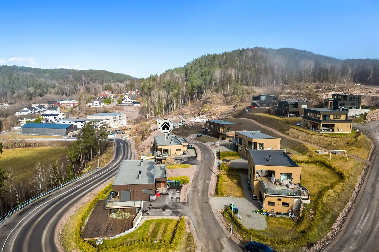 Boligen ligger i et nyere etablert boligfelt, rett ved marka. Galleribilde