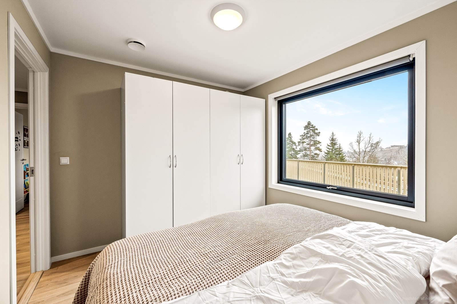 Boligen har tre soverom som ligger samlet i underetasjen. Galleribilde