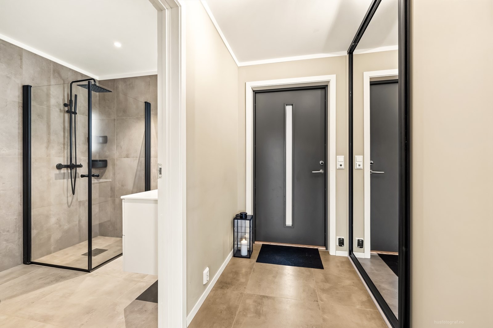 Velkommen inn til en lys flislagt entré. Galleribilde