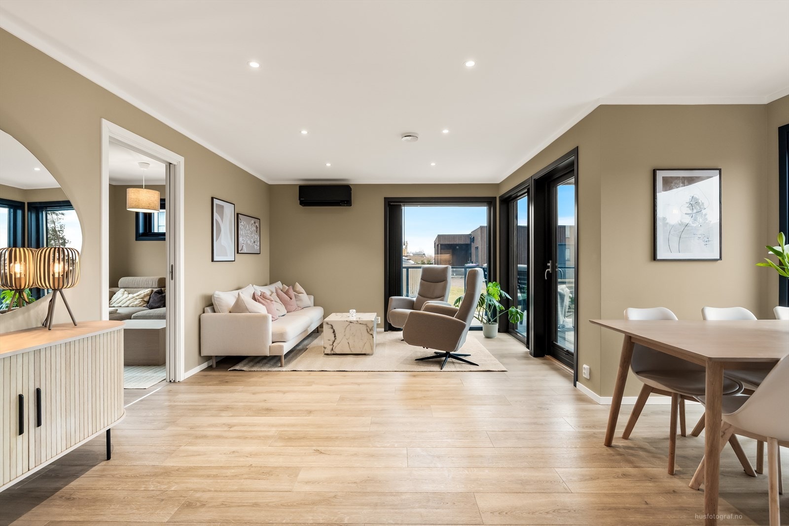 Boligen går over to plan og har en åpen stue/kjøkken løsning som skaper en sosial tilværelse. Galleribilde