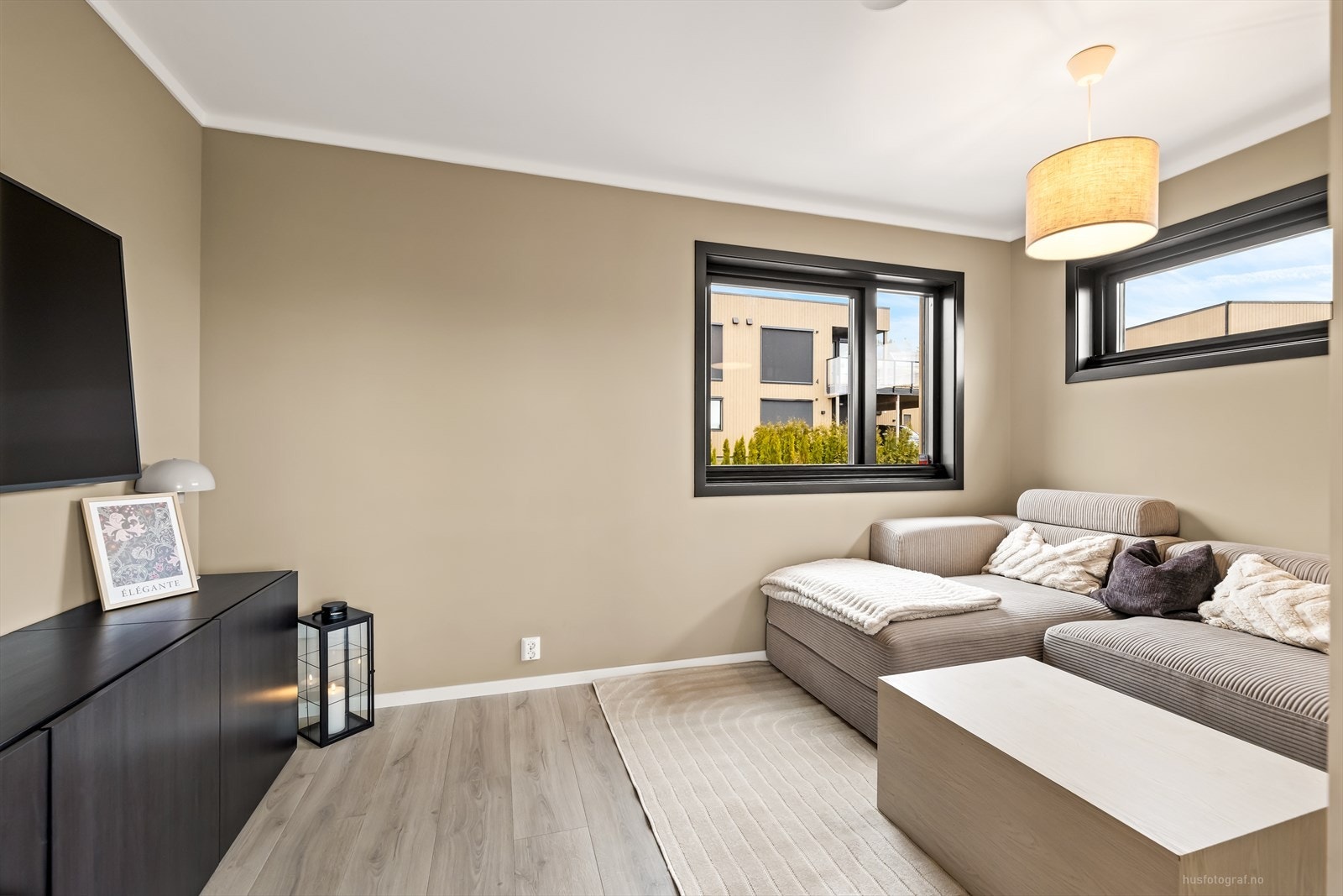 I den adskilte tv-stuen er det rom for en romslig sofakrok og tv-møblement. Galleribilde