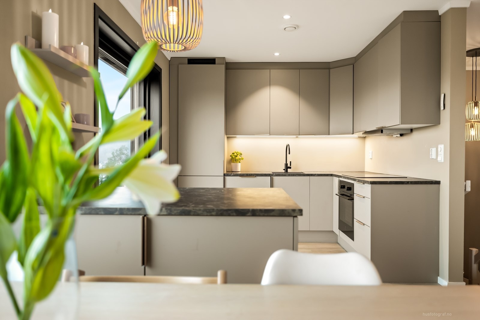 Kjøkkenet er utstyrt med kjøl/fryseskap, oppvaskmaskin, induksjonstopp, stekeovn, vannstoppsystem og komfyrvakt. Det er kjøkkenventilator med avtrekk ut. Galleribilde