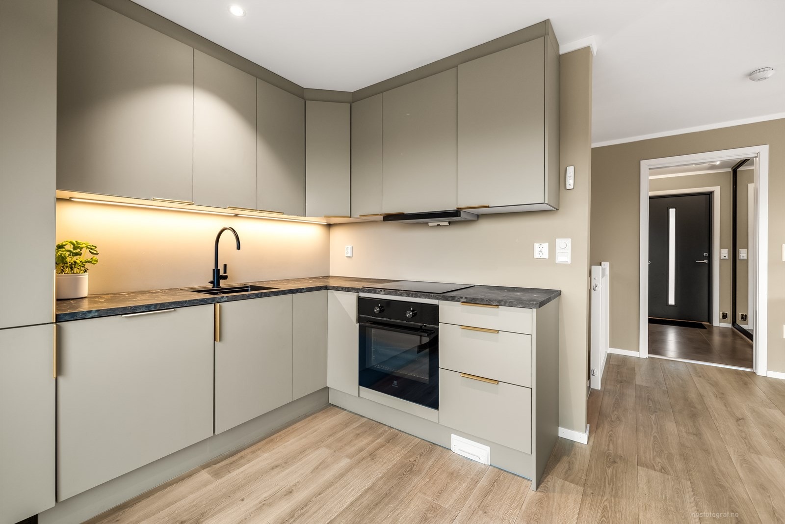 Kjøkkeninnredning fra Aubo med moderne slette fronter og benkeplate av laminat med nedfelt oppvaskkum. Galleribilde