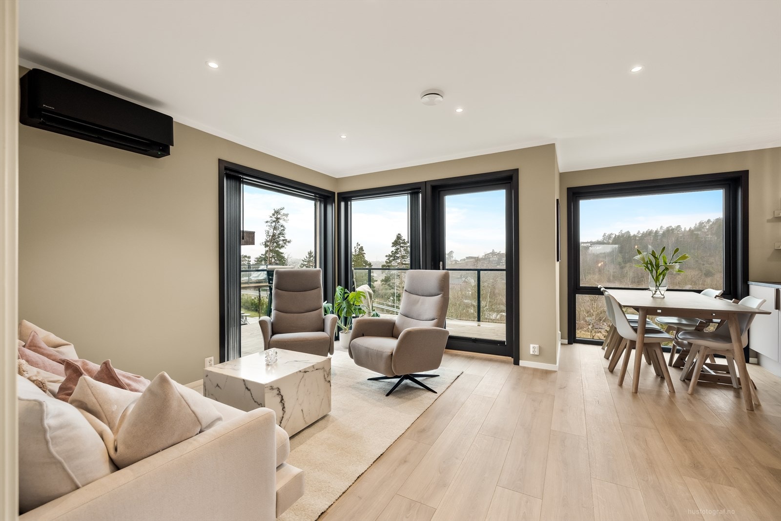 Det er muligheter for å møblere med flere sittegrupper i stuen. Galleribilde