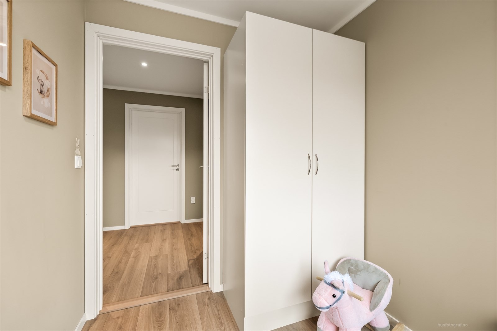 Det er også to andre romslige soverom i etasjen som er perfekte som barnerom, gjesterom eller kontor. Galleribilde