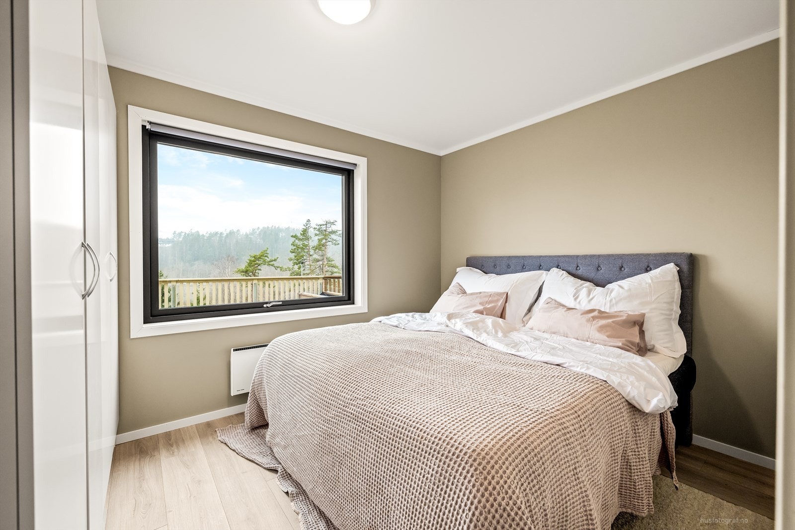 Hovedsoverommet er lyst og delikat innredet med rom for dobbeltseng og garderobeløsning som gir rikelig med plass til oppbevaring. Galleribilde