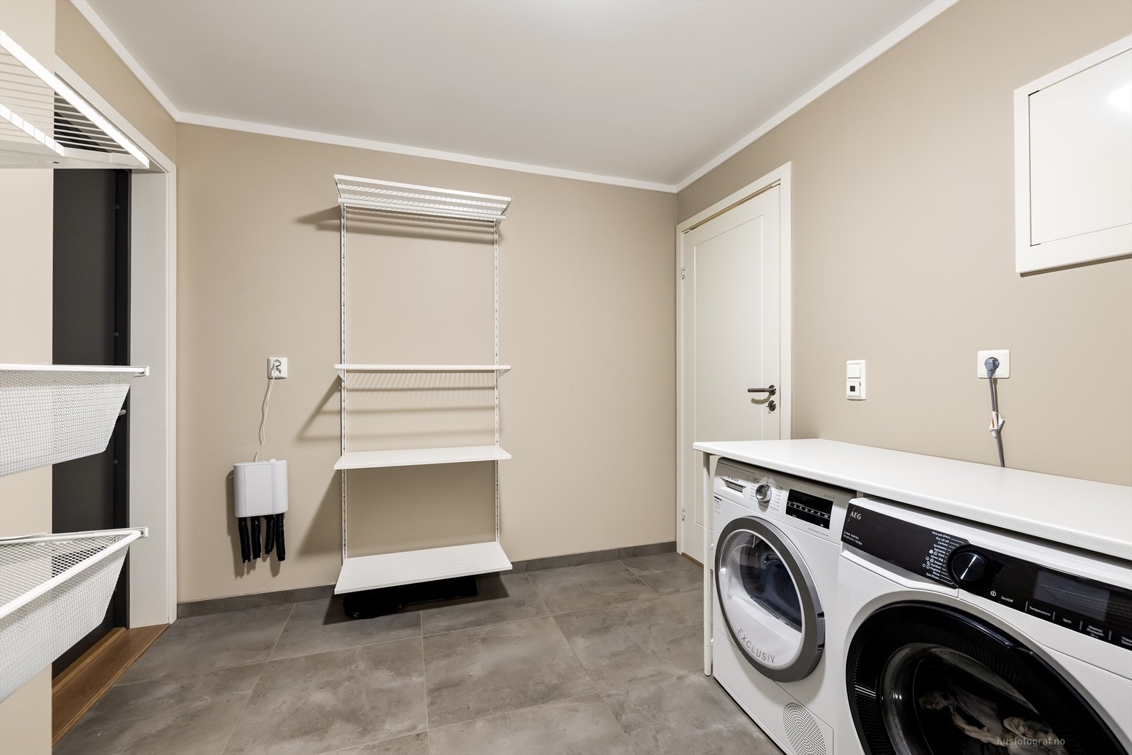 Praktisk vaskerom i underetasje med plass til diverse oppbevaring. Galleribilde