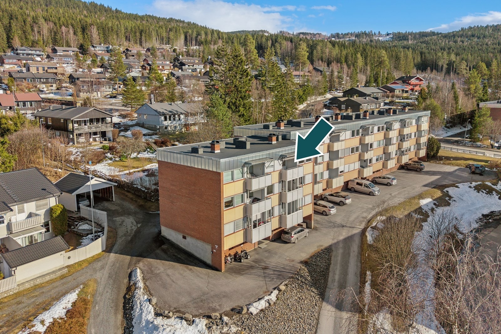 Leiligheten ligger i byggets tredje etasje, som også er byggets toppetasje. Galleribilde