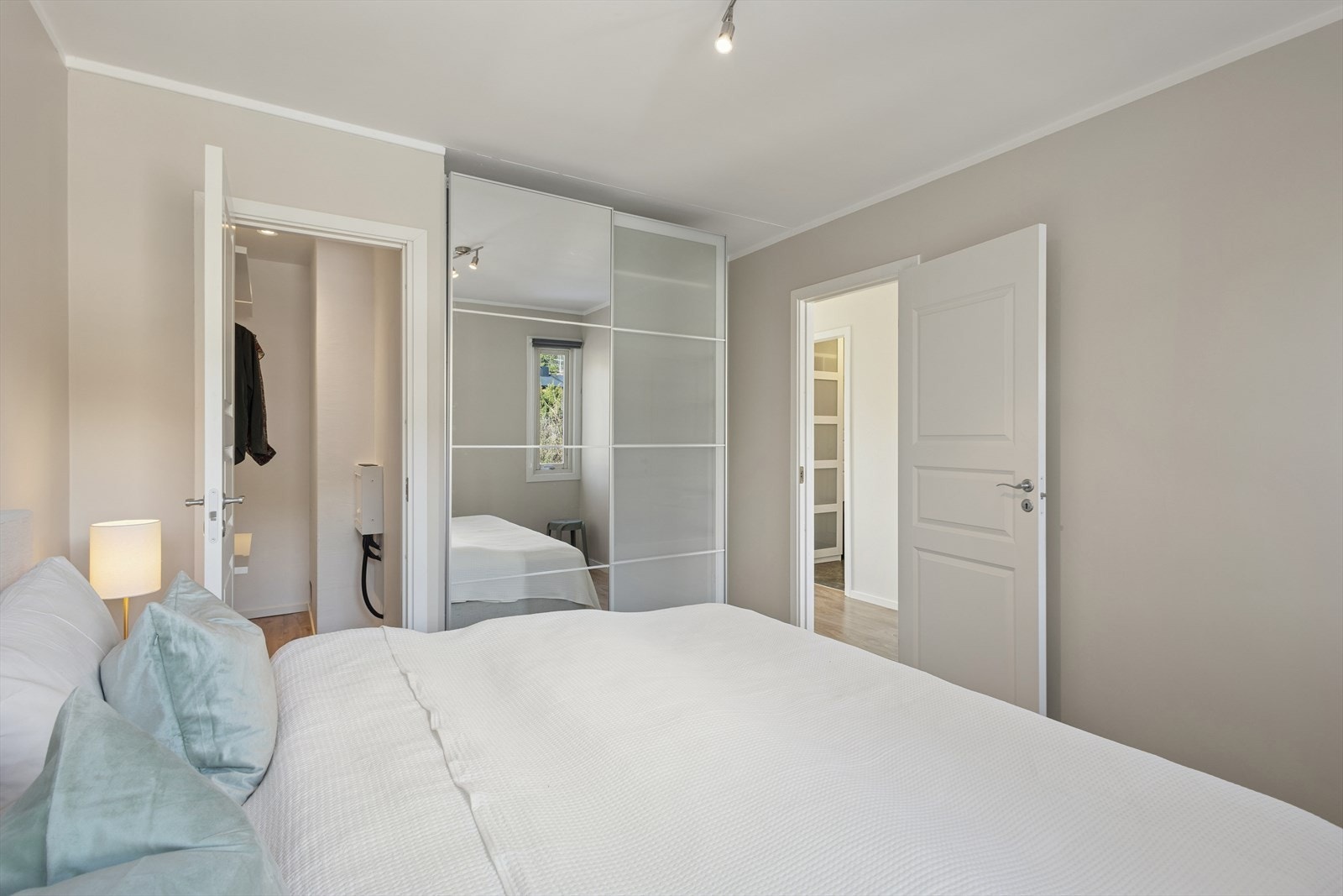 I tilknytning til soverommet har man også en bod som i dag benyttes som garderoberom. Galleribilde