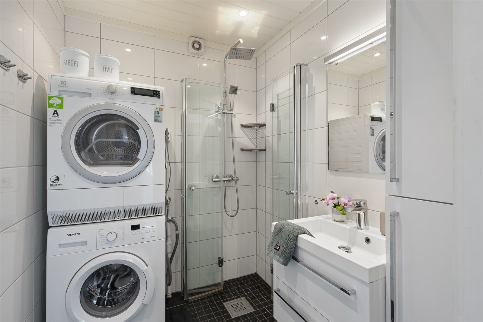 Badet ble modernisert i 2017 og er tidløst innredet med grå fliser på gulvet og hvite fliser på vegg. I gulvet har man også varmekabler for ekstra komfort. Galleribilde