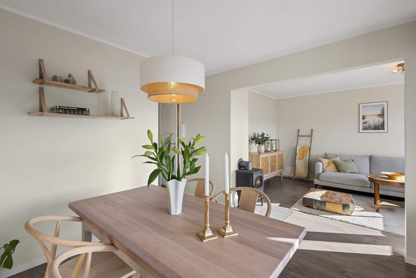 Gjennomgående i leiligheten er lysmalte flater i tidsriktige farger og enstavs laminat på gulv som gir et moderne uttrykk. Galleribilde