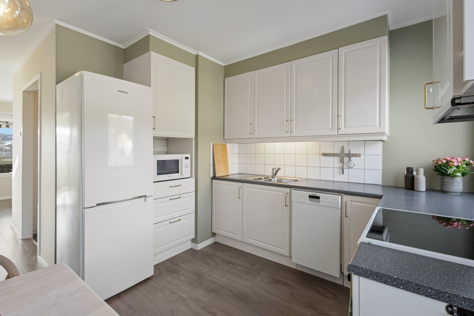 Fliser bak kjøkkenbenken gjør det praktisk å holde det rent med mat- og vannsøl. Galleribilde