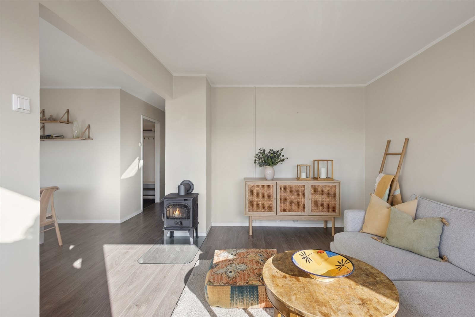 Her har man god plass til å møblere i flere soner med både sofa- og spisegruppe. Stuen er ellers utstyrt med en vedovn som sørger for god varme på kalde dager. Galleribilde