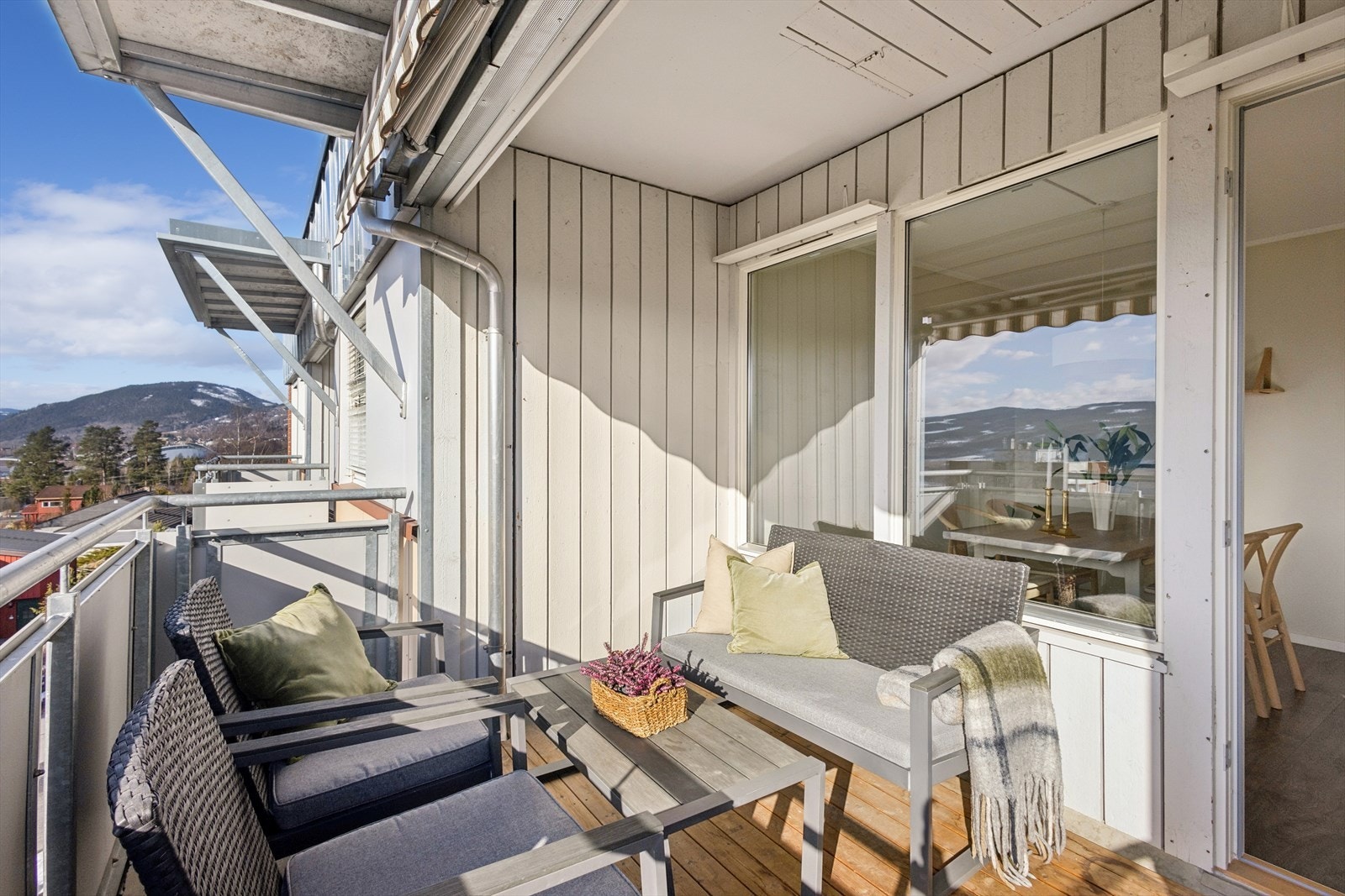 Herlig forlengelse av stuen hvor fine sommerdager kan nytes! Galleribilde