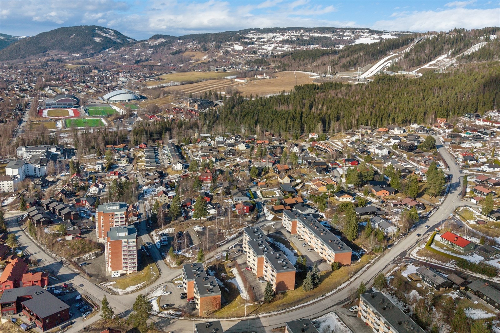 Cathinka Guldbergs veg 19D ligger sentral til i Nybu med kort vei til alt man måtte trenge i det daglige som dagligvarebutikk, sentrum, sykehuset, offentlig transport og flotte turområder med marka og lysløype like ved. Her vil du garantert trives! Galleribilde