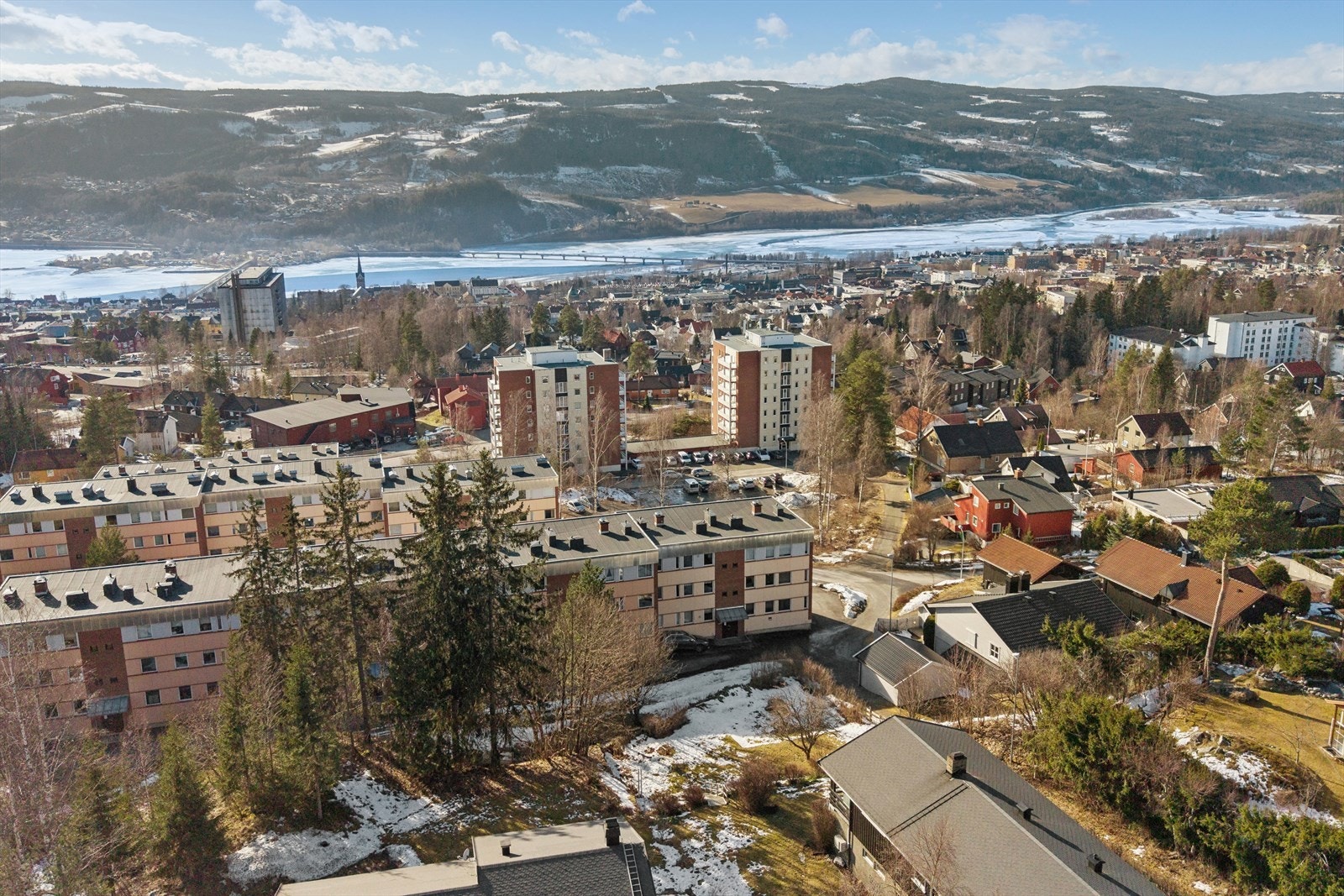 Leiligheten ligger ca. 1,2 km utenfor sentrum, noe som gjør at man bor tilbaketrukket, men sentralt. Galleribilde