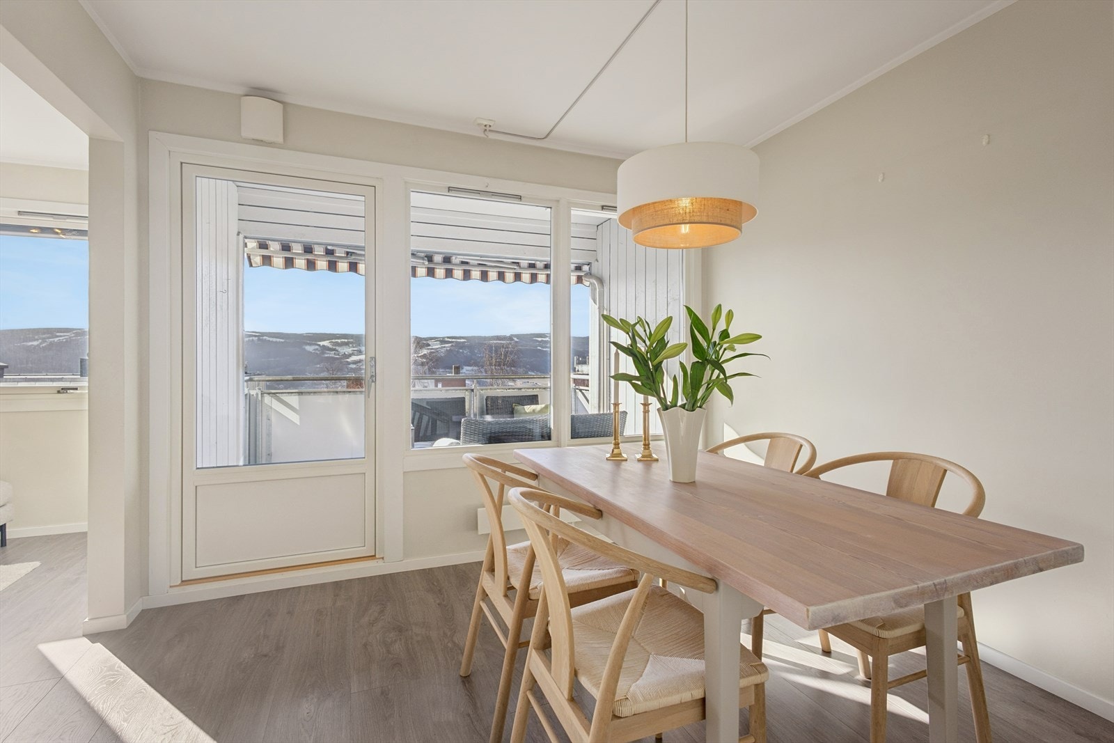 Her har man god plass til å dekke langbord og samle venner og familie. Galleribilde