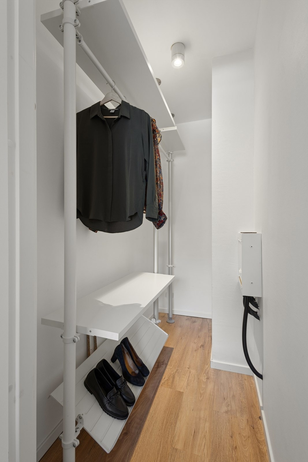 Bod/garderobe med god lagringsplass. I tillegg disponerer leiligheten to eksterne boder i byggets kjeller som gir god lagringsplass. Galleribilde