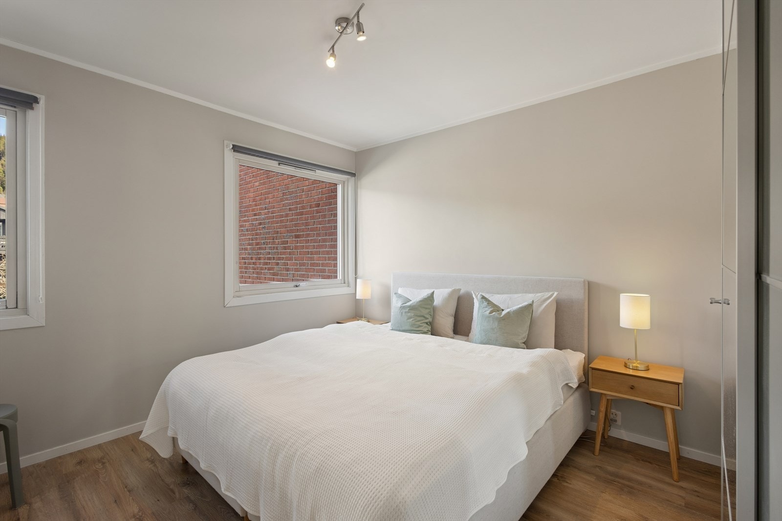 Soverommet er stort og praktisk innredet med stor skyvedørsgarderobe som gir god lagringsplass. I tillegg har man god plass til å møblere med både dobbeltseng og tilhørende møblement. Galleribilde