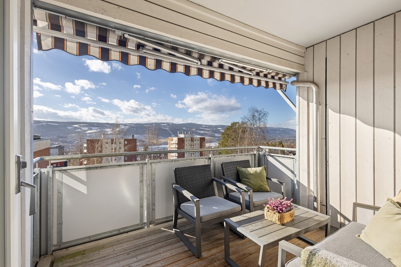 Fra stuen har man utgang til en vestvendt, delvis overbygget balkong på 7 kvm hvor man kan nyte herlige solforhold og nydelig utsikt! Galleribilde