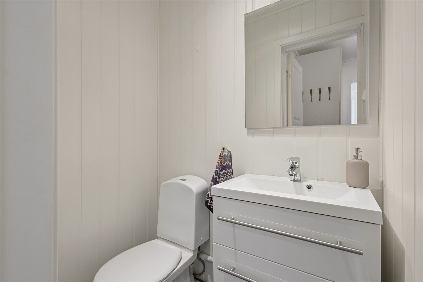 Leiligheten har også et toalettrom som er innredet med toalett og baderomsinnredning med god lagringsplass og nedfelt servant. Galleribilde