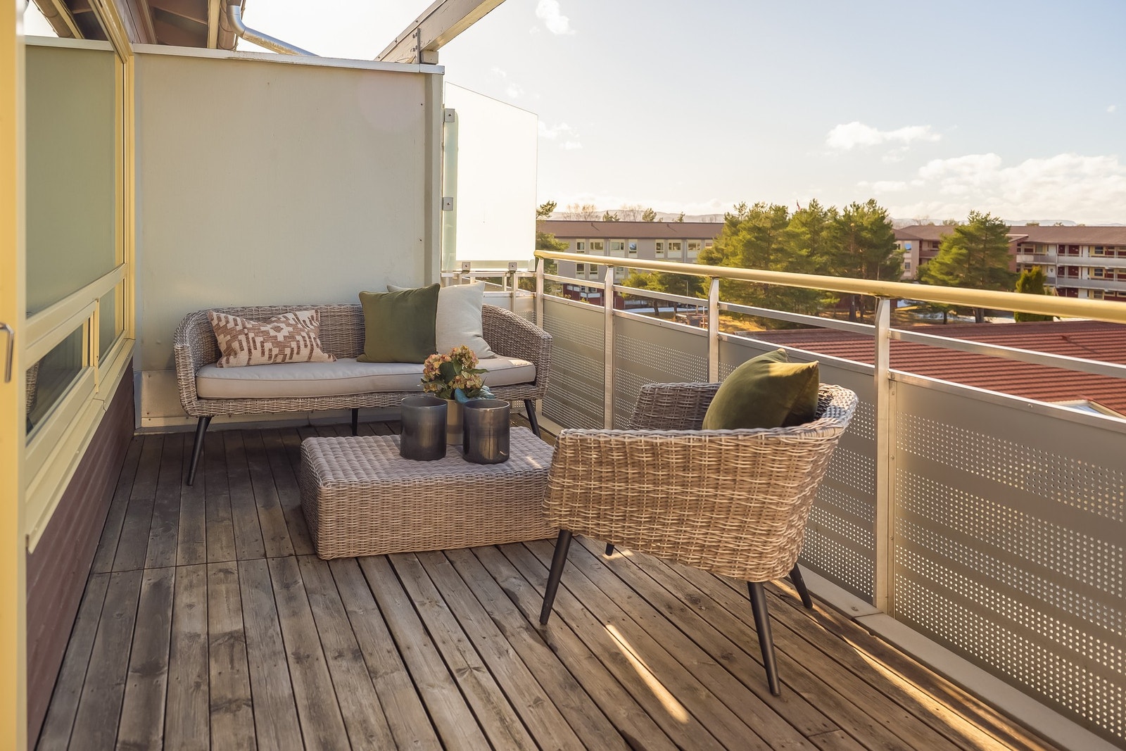 Terrassen er delvis overbygd med glasstak. Galleribilde