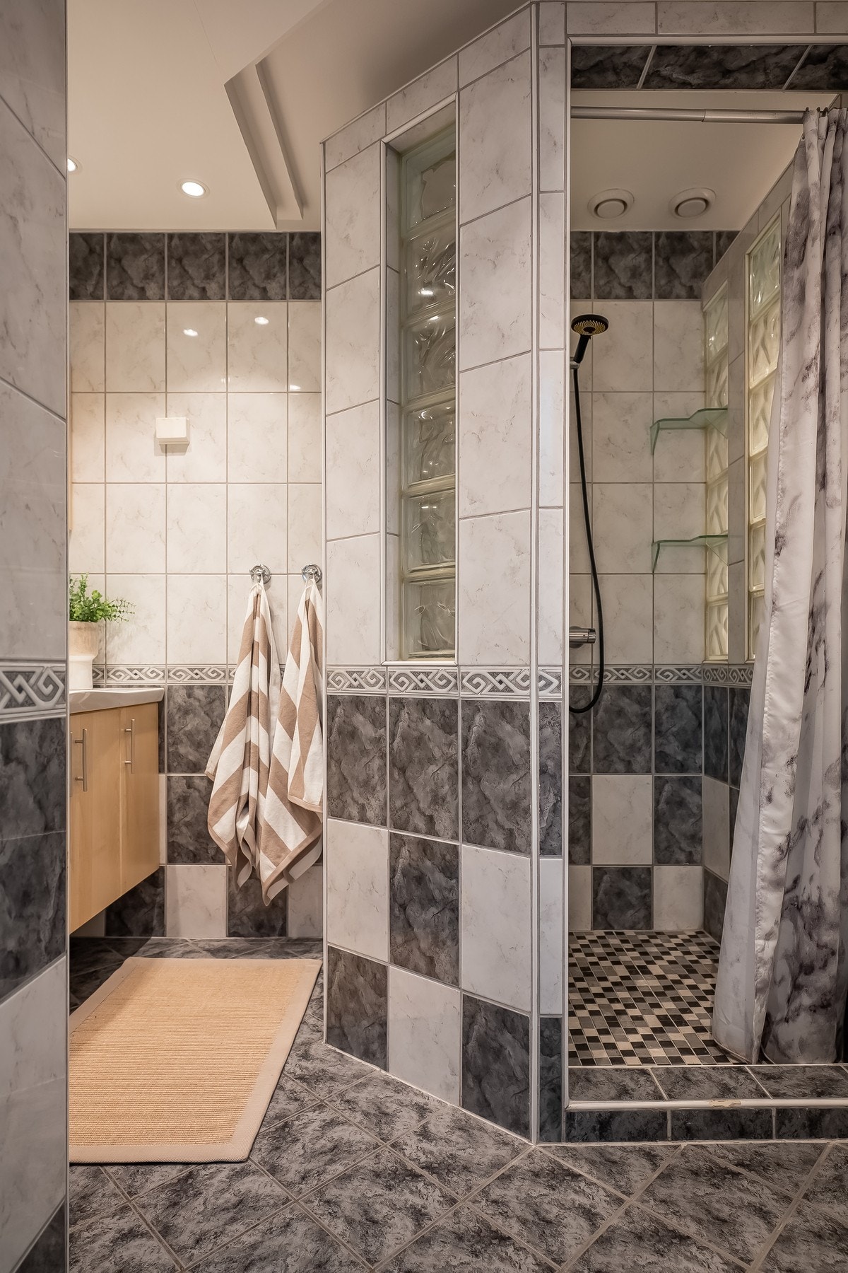 Badet har stor dusj, opplegg for vaskemaskin og toalett. Galleribilde