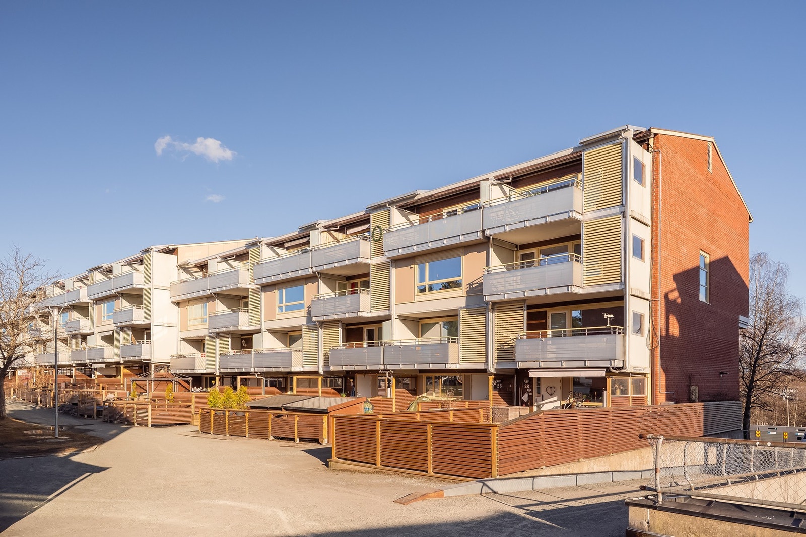 Leiligheten ligger i 3 og 4 etasje, hvor stuen med balkong er i 4 etasje. Galleribilde